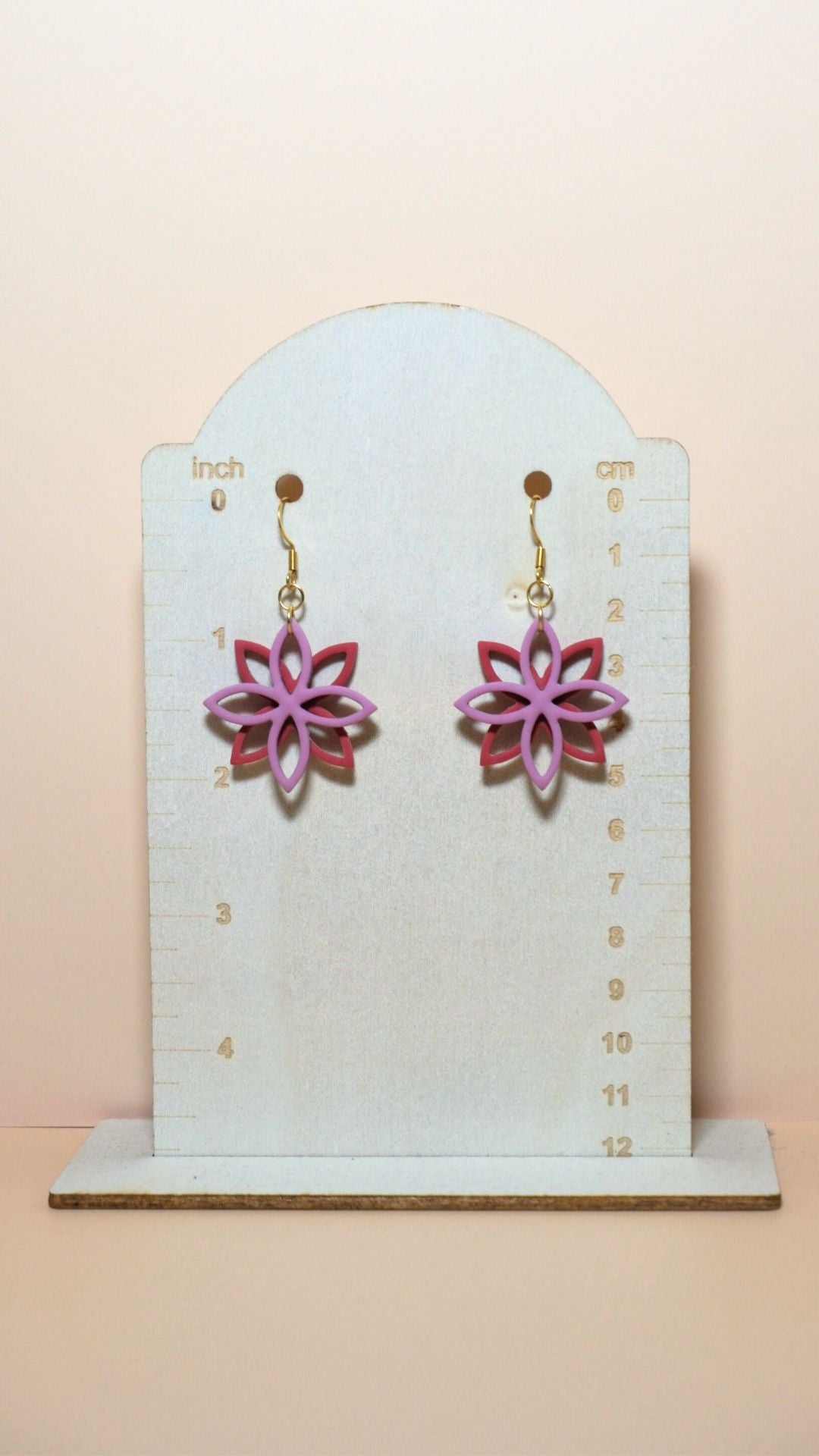 Handmade floral overlap polymer clay earrings size guide showing scale and measurements – Spring collection