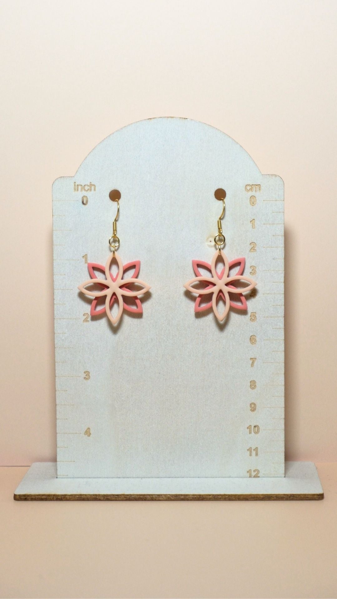 Handmade floral overlap polymer clay earrings size guide showing scale and measurements – Summer collection